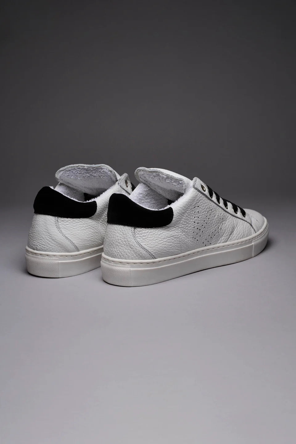 Scarpe V2 Logo Traforato Nero (11857860428116)
