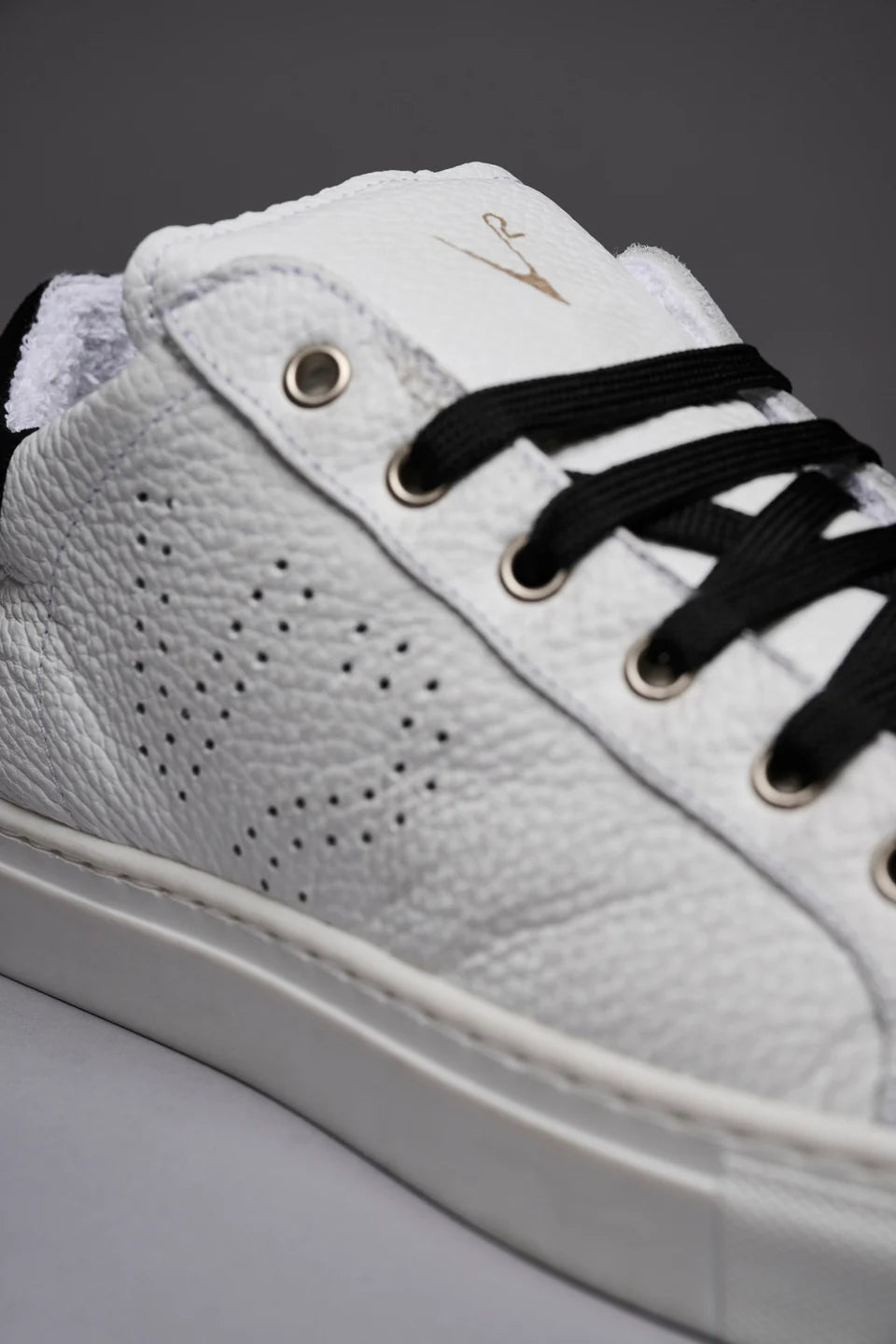 Scarpe V2 Logo Traforato Nero (11857860428116)