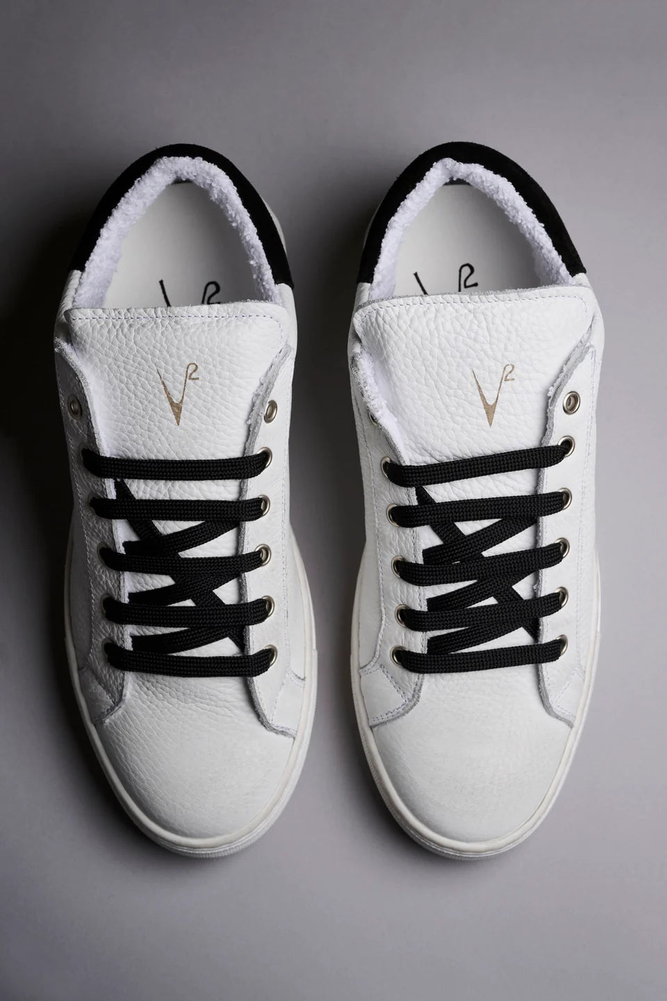 Scarpe V2 Logo Traforato Nero (11857860428116)